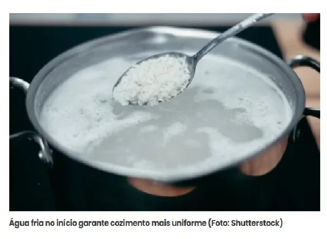 Pare de cozinhar o arroz com água fervente: o segredo dos chefs orientais para os grãos ficarem soltinhos sem grudar no fundo da panela