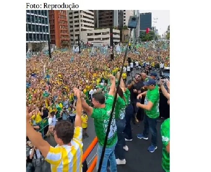 Com multidão na Paulista, Flávio promete confrontar Lula e diz que vai “esfregar os crimes” no debate